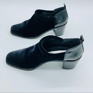 Donald Pliner velvet stretch shoe 2.5” block heel